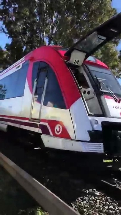 Nouvel accident de train ce midi en Espagne: Un train de banlieue a percuté une grue de chantier faisant plusieurs blessés légers