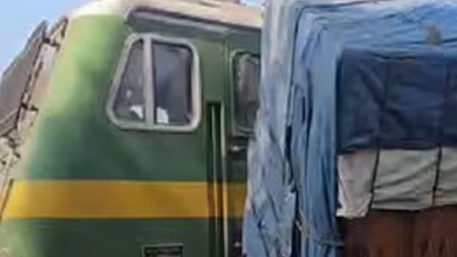 देवघर में पटरी पर खड़े ट्रक को घसीटती ले गई ट्रेन; Video