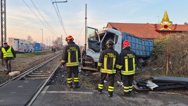 Chivasso (TO) - Scontro tra treno e camion al passaggio a livello: feriti macchinista e un passeggero (22.01.26)