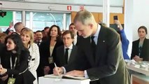 Los Reyes firman en el libro de condolencias de la Junta de Andalucía en FITUR por el accidente de tren