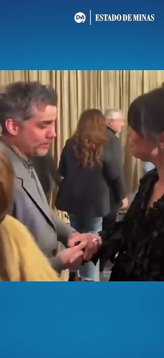 Wagner Moura e Mia Goth falam português no desf...
