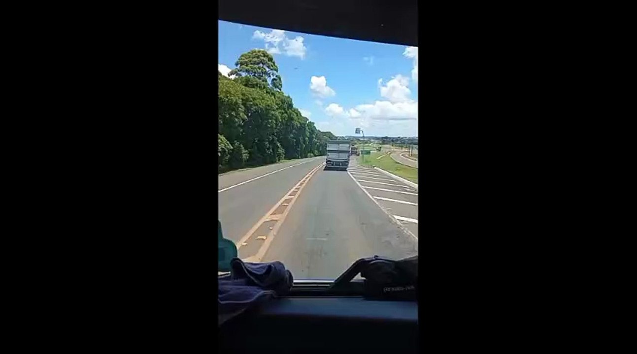 Caminhão de suínos arrasta carro na BR-282 em Xanxerê e cena impressiona motoristas