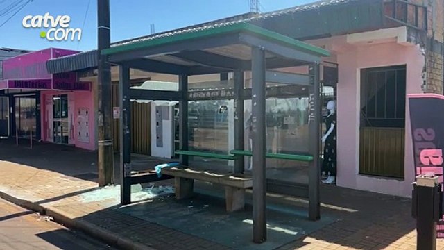 Vidro de ponto de ônibus é destruído na Rua Xavantes