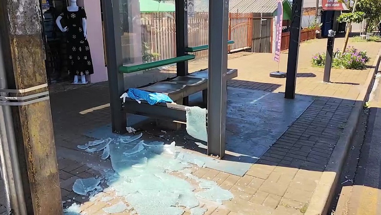 Vidraça de ponto de ônibus é quebrada no Santa Cruz e gera prejuízo aos cofres públicos