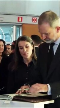 Los Reyes firman en el libro de condolencias de la Junta de Andalucía en FITUR por el accidente de tren