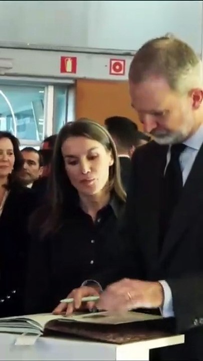 Los Reyes firman en el libro de condolencias de la Junta de Andalucía en FITUR por el accidente de tren