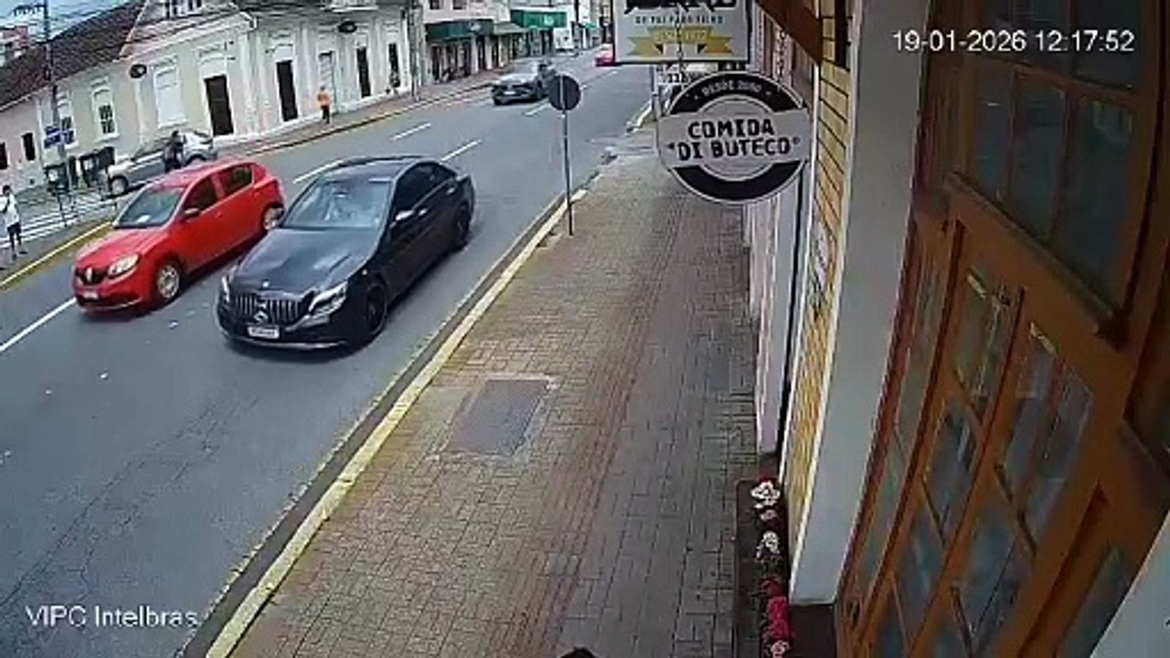 Usuário de patinete azul atropela idosa em Joinville e é flagrado por câmera; veja vídeo