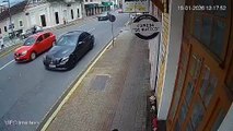 Usuário de patinete azul atropela idosa em Joinville e é flagrado por câmera; veja vídeo
