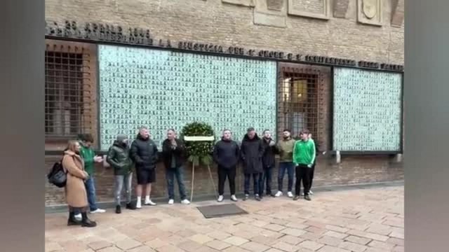 Europa League, l'omaggio dei tifosi del Celtic di Glasgow che cantano Bella Ciao davanti al Sacrario dei caduti in piazza del Nettuno a Bologna