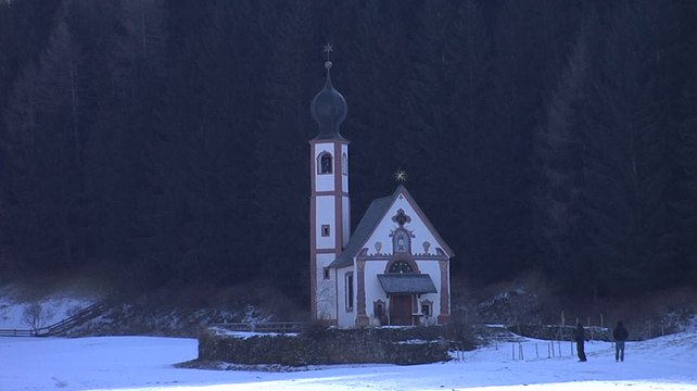 Val di Funes, troppi foto-turisti: il sindaco mette una sbarra alla alla famosa chiesetta di Santa Maddalena