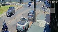 Câmera flagra acidente que deixou motociclista ferido no Bairro Alto Alegre