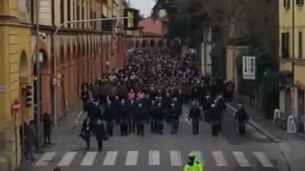 Il corteo dei tifosi del Celtic invade Bologna: scontri tra ultras