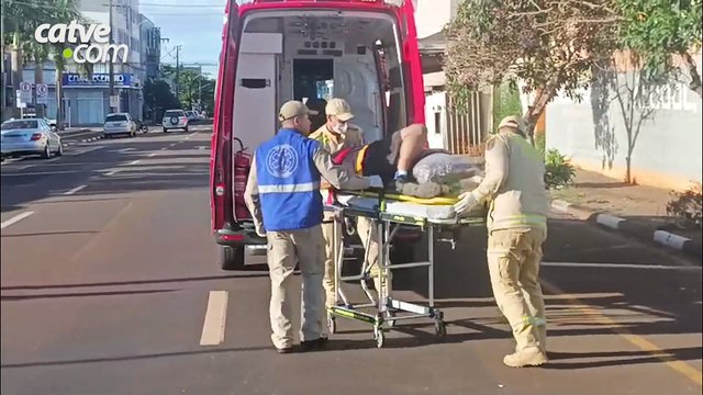 Homem fica ferido ao bater de bicicleta em carro estacionado