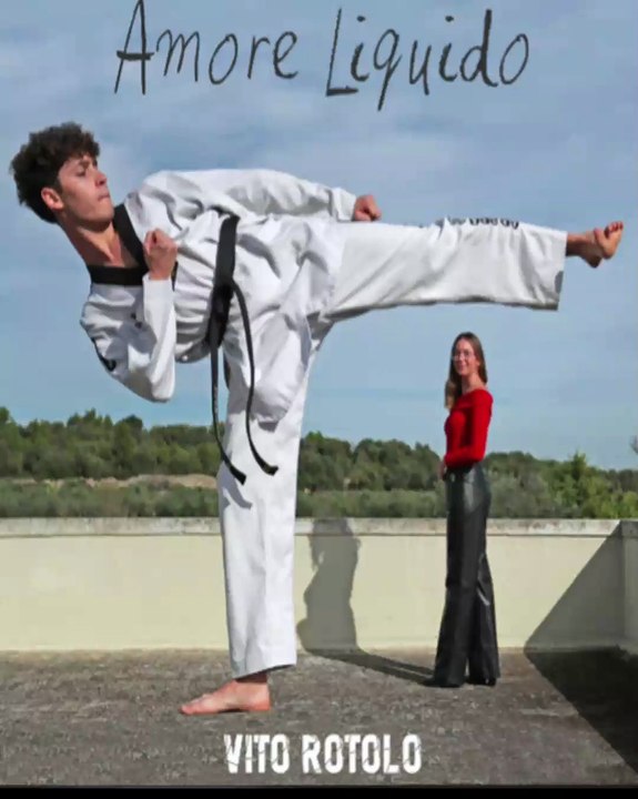 Ci sono canzoni che si ascoltano. E poi ci sono canzoni che restano addosso, come una verità sussurrata piano, ma impossibile da ignorare. Testo a cura di Tiziano Tescaro