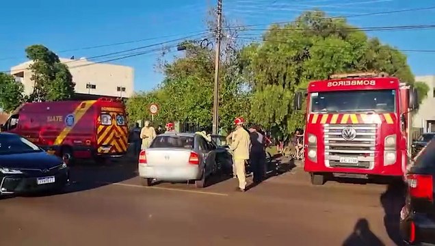 Forte batida entre Astra e Corsa deixa mulher ferida na Avenida Tito Muffato