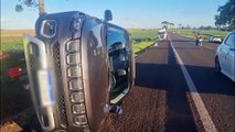 Jeep Compass cai em canaleta e tomba às margens da rodovia BR-277 em Cascavel