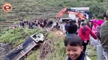 Runaway Truck Plunges Down Mountain Road – Heart-Stopping Moment Caught on Camera!