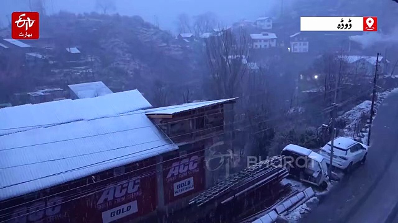 جموں کشمیر کے کئی علاقوں میں تازہ برف باری اور بارش، جموں سرینگر قومی شاہراہ سمیت کئی اہم سڑکیں ٹریفک کے لیے بند