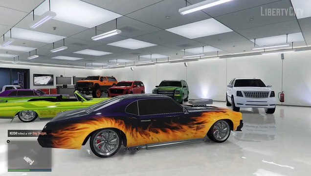 Ein GTA-Online-Spieler merkt, dass es definitiv nicht der beste Zeitpunkt für eine Autofahrt ist. Führt ein spektakuläres Ausweichmanöver aus.