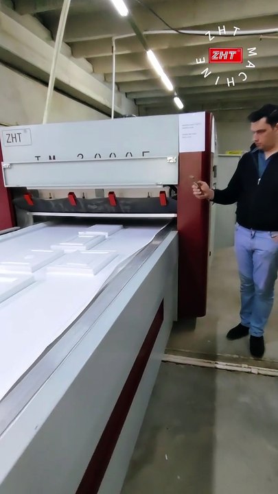Machine de pressage de membranes positives et négatives entièrement automatique, une solution de lamination de PVC haute performance.