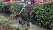新北貢寮金沙灣轎車墜3米河谷 哥哥送醫不治、弟弟頭部有撕裂傷