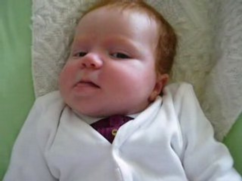 Jeanne sourie parle fait des grimace baille et pleure !