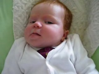 Jeanne sourie parle fait des grimace baille et pleure !