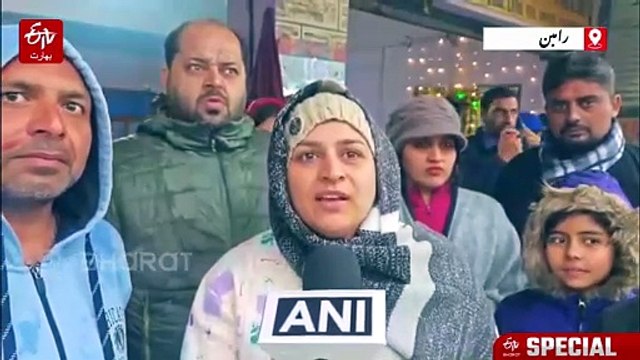جموں کشمیر: رابطہ سڑکیں بند، وادی کی برف باری سے لطف اندوز ہونے کے لیے سیاح بے چین، ویڈیو دیکھیں