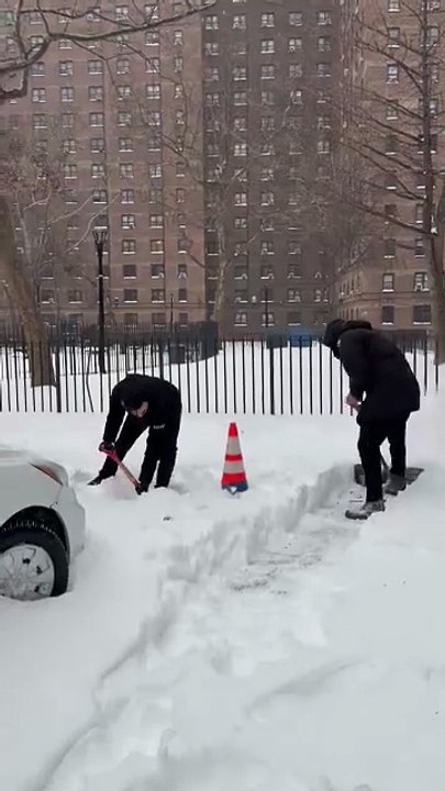 🇺🇸 Le maire de New York, Zohran Mamdani, se rend personnellement dans les arrondissements périphériques pendant la tempête. On le voit ici s’arrêter à Bed-Stuy pour aider des résidents de la NYCHA dont la voiture était bloquée.