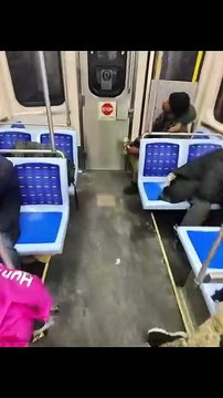 🇺🇸 Le maire de Chicago, Brandon Johnson, continue d’encourager les habitants à utiliser les transports en commun plutôt que la voiture. Cette vidéo a été filmée sur la ligne bleue de la Chicago Transit Authority (CTA Blue Line).
