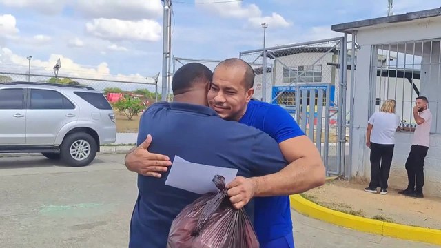 Gran esperanza , dice detenido venezolano liberado mientras ONG informa liberación de 80 presos más