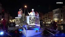 Milano Cortina, fiaccola olimpica a Venezia: festa sul Canal Grande