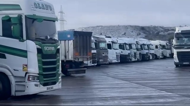 Cientos de camiones de reparto, inmovilizados por la DGT ante la previsión de nevadas