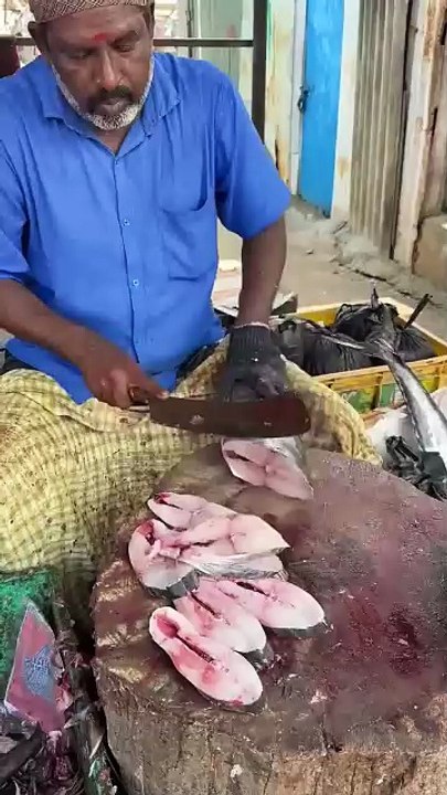 King Size Fish_ Master Cutter at Work in the Local Market _seafood _fishing 🐟🍽️👨‍🍳🎣😋(MP4)