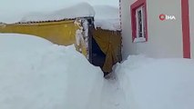 Sivas'ta 3 metre kar yağdı ahırın kapısını bulamadı