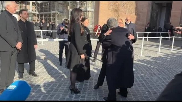 L'arrivo di Anne Hathaway ai funerali di Valentino