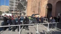 Valentino, l'arrivo del feretro nella Basilica di Santa Maria Degli Angeli a Roma