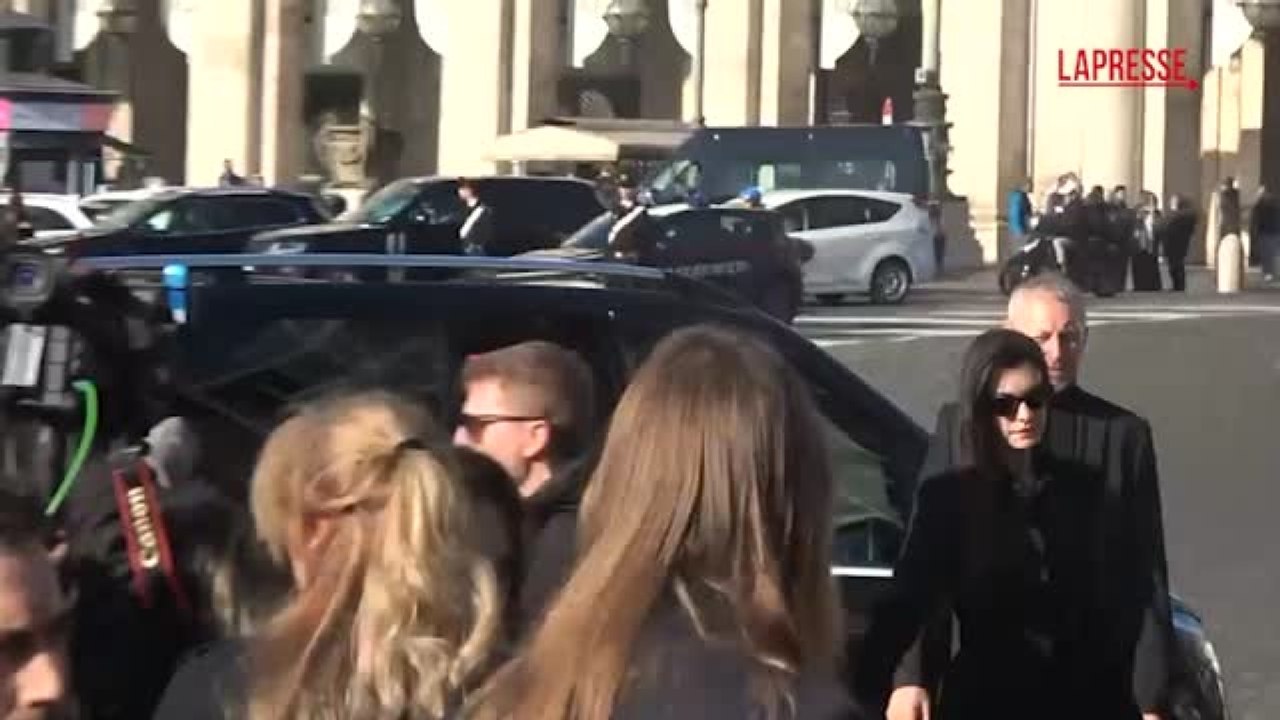 Anna Hathaway ai funerali di Valentino: il suo arrivo alla Basilica di Santa Maria degli Angeli