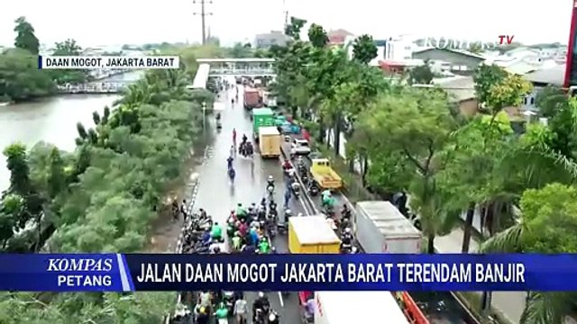 Banjir Masih Rendam Ruas Jalan Panjang Jakbar, Kendaraan Dialihkan ke Jalur Transjakarta!