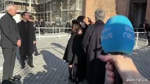 L'arrivo di Anne Hathaway ai funerali di Valentino