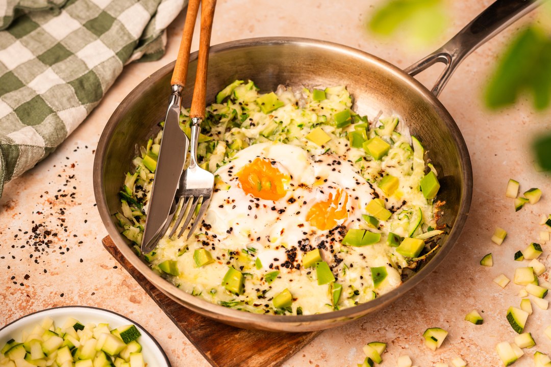 Huevos a la sartén con calabacín y aguacate