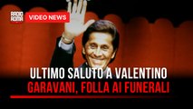 Ultimo saluto a Valentino Garavani, folla ai funerali