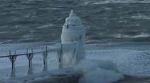 Onde, gelo e vento: il faro del lago Michigan scolpito dal freddo