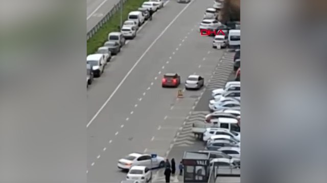 Maltepe'de otomobiliyle trafiği tehlikeye atan sürücü kamerada