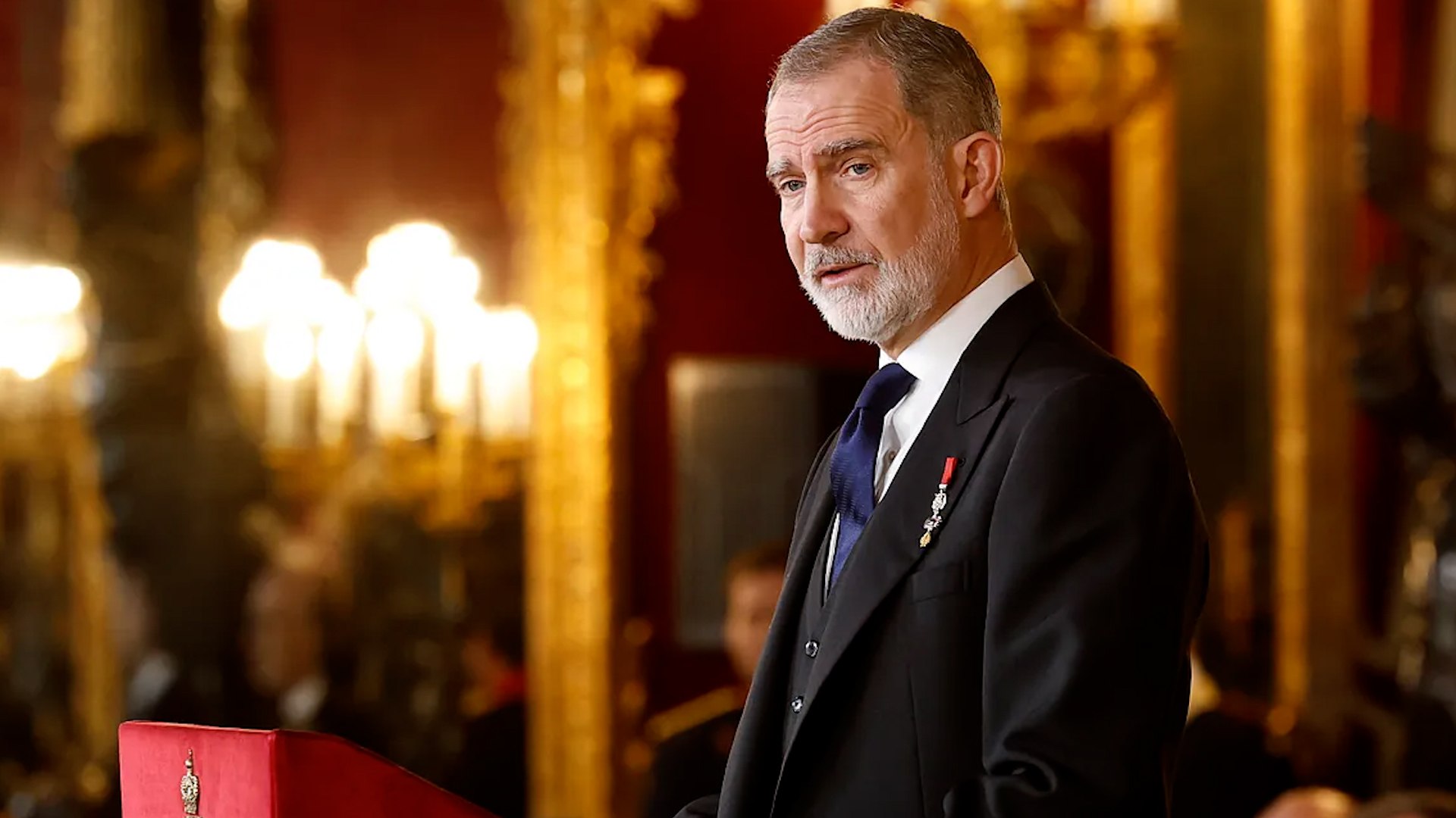 El Sal�n del Trono del Palacio Real de Madrid ha vuelto a situarse este jueves como epicentro de la diplomacia espa�ola. A las 11:30 horas, los Reyes Felipe VI y Letizia han presidido la tradicional recepci�n al Cuerpo Diplom�tico acreditado en Espa�a, un acto clave en la agenda institucional del Estado.

En total, han asistido 126 embajadores, con la ausencia, un a�o m�s, del representante de Rusia. Tampoco han estado presentes los embajadores de Estados Unidos, Hait�, Jap�n, Malasia y Grecia, pa�ses que ya cuentan con el pl�cet concedido a sus nuevos jefes de misi�n, aunque a�n no han formalizado la entrega de cartas credenciales. En el caso de Estados Unidos, la representaci�n ha reca�do en la encargada de negocios.

Durante su discurso, el Rey Felipe VI ha puesto especial �nfasis en la relaci�n trasatl�ntica y en los lazos hist�ricos que unen a Espa�a con Estados Unidos. El monarca ha subrayado que esta relaci�n "se ha construido hist�ricamente sobre la confianza y el di�logo", destacando adem�s la importancia del pr�ximo 250 aniversario de la independencia estadounidense.

Felipe VI ha se�alado que esta efem�ride supone "una oportunidad especialmente relevante" para reconocer la contribuci�n decisiva de Espa�a al nacimiento de la naci�n norteamericana y para reafirmar el compromiso de ambos pa�ses con una relaci�n basada en el respeto mutuo, la cooperaci�n y una visi�n compartida de futuro.
