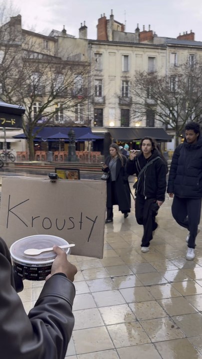 Il goûte le premier poulet Krousty de sa vie 😭