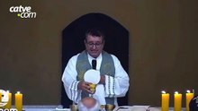 Avô que perdeu o neto sobe ao altar e abraça o padre durante missa em SC e emociona o país