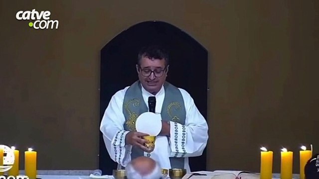 Avô que perdeu o neto sobe ao altar e abraça o padre durante missa em SC e emociona o país