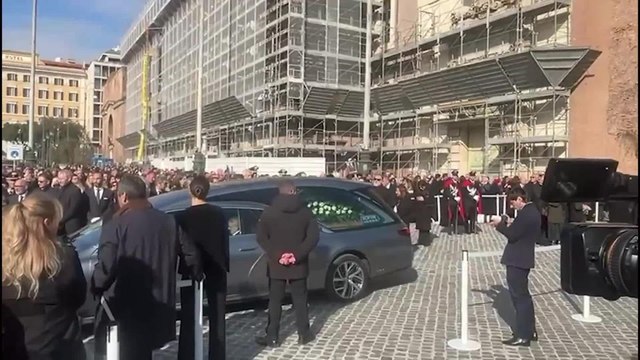 Valentino, il saluto dei romani all'uscita del feretro dalla Basilica di Santa Maria degli Angeli