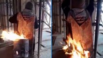 Soğuk havada çalışan işçi, sırtına bağladığı ateşle çalıştı